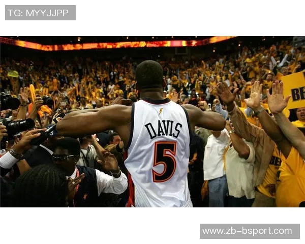 多尔特弧顶出手！超远三分压哨入框的奇迹瞬间